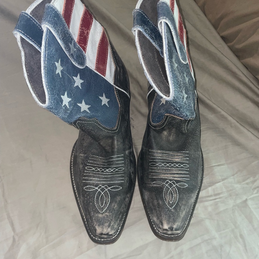 Women’s cowgirl boots size 10.5